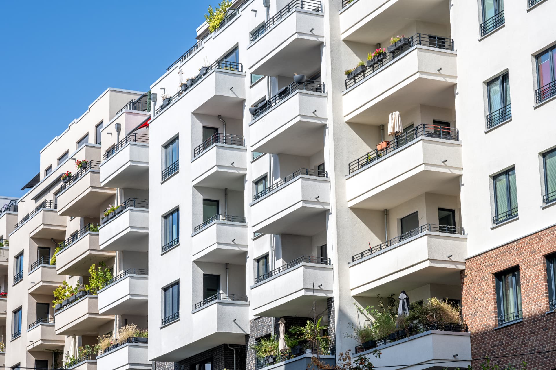 Moderne Wohnfassade mit Balkonen