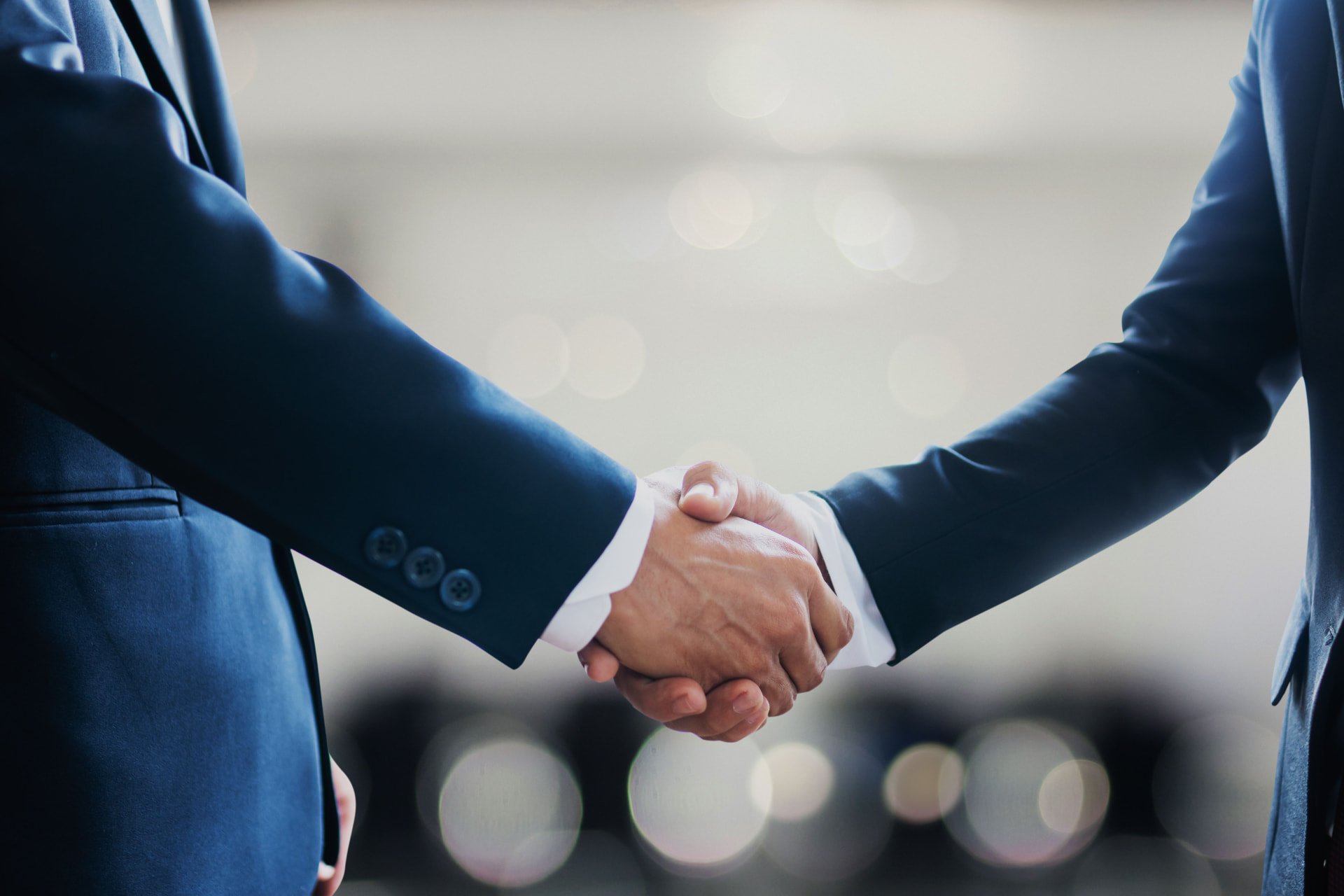 Handschlag zweier Geschäftspartner als Zeichen verlässlicher Zusammenarbeit