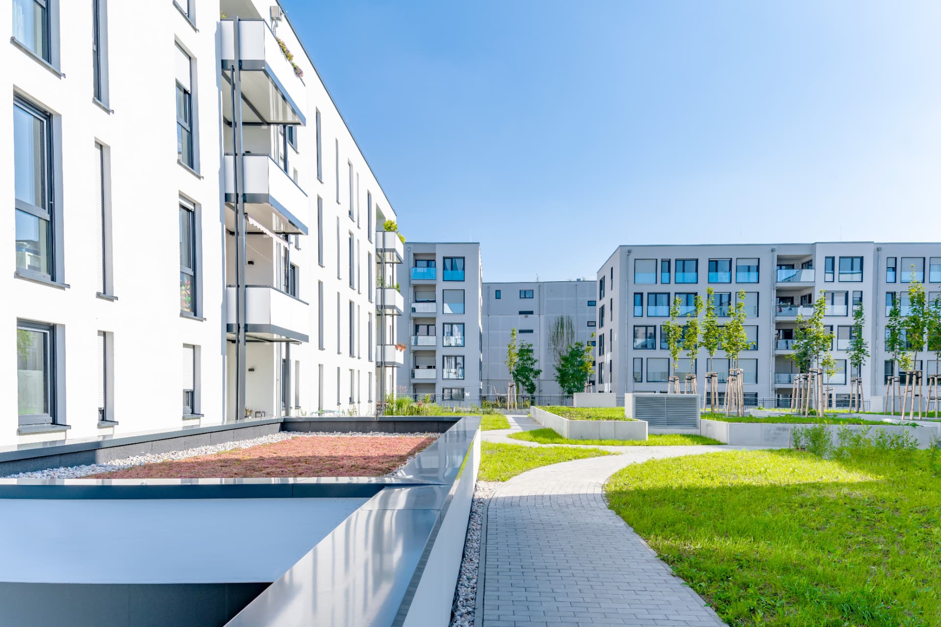 Gepflegte Wohnanlage mit Innenhof und Grünflächen